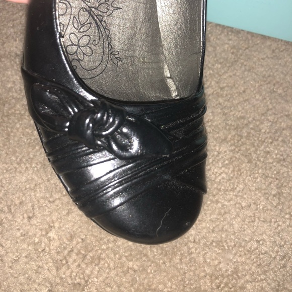 Black Faux Leather Low Closed-toe Heel with Bow - Picture 3 of 3